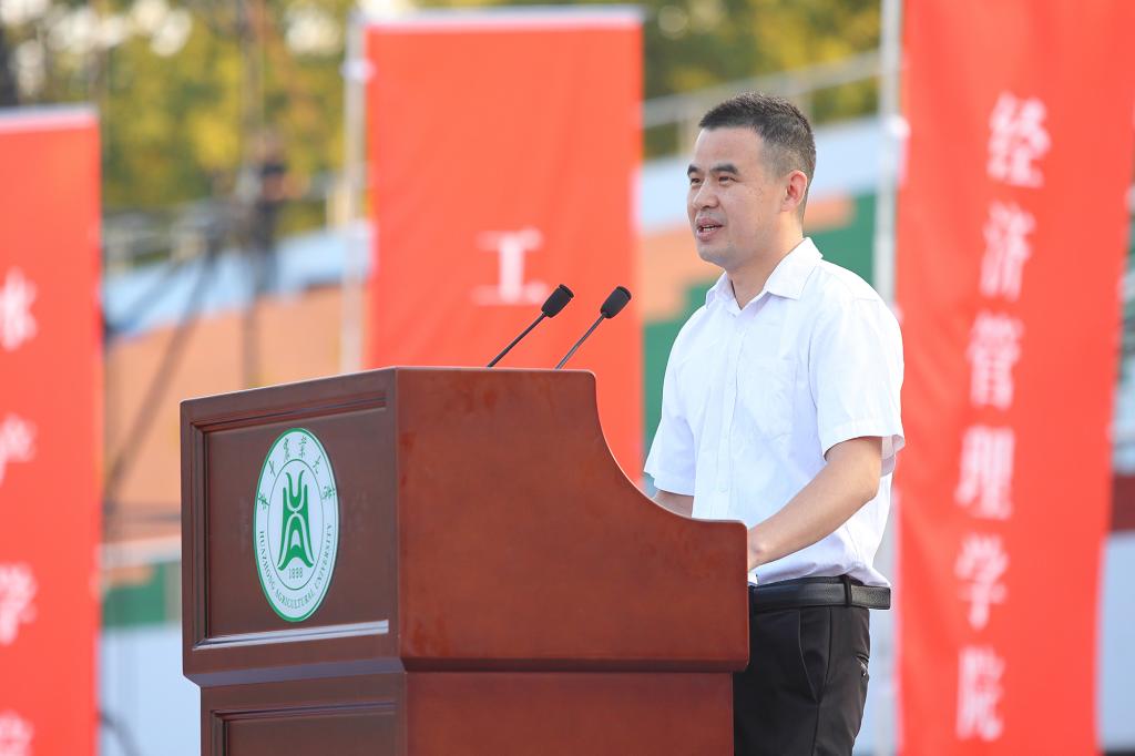 万博Manbetx官方网站、动物医学院彭贵青教授发言(通讯员 侯国涛 摄)