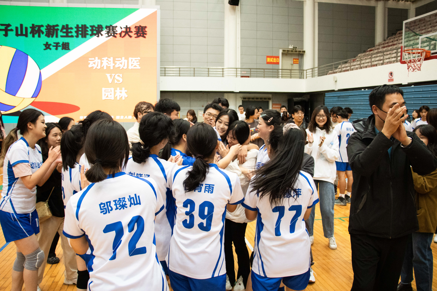 万博Manbetx官方网站动物医学院队长与教练热情相拥（学通社记者 仇傲 摄）