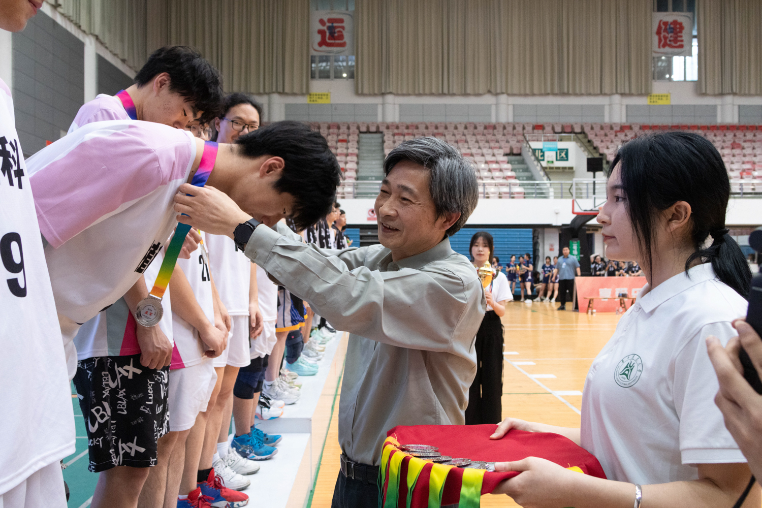校党委书记高翅为植物科学技术学院男排队员颁奖(学通社记者 魏雨城 摄)