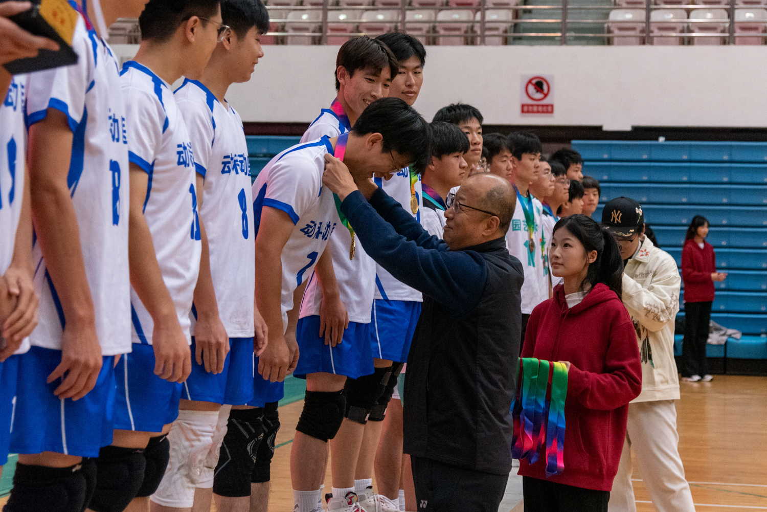 李召虎校长为狮子山杯新生男子排球赛冠军万博Manbetx官方网站、动物医学院队员颁奖（学通社记者 吕旭阳 摄）